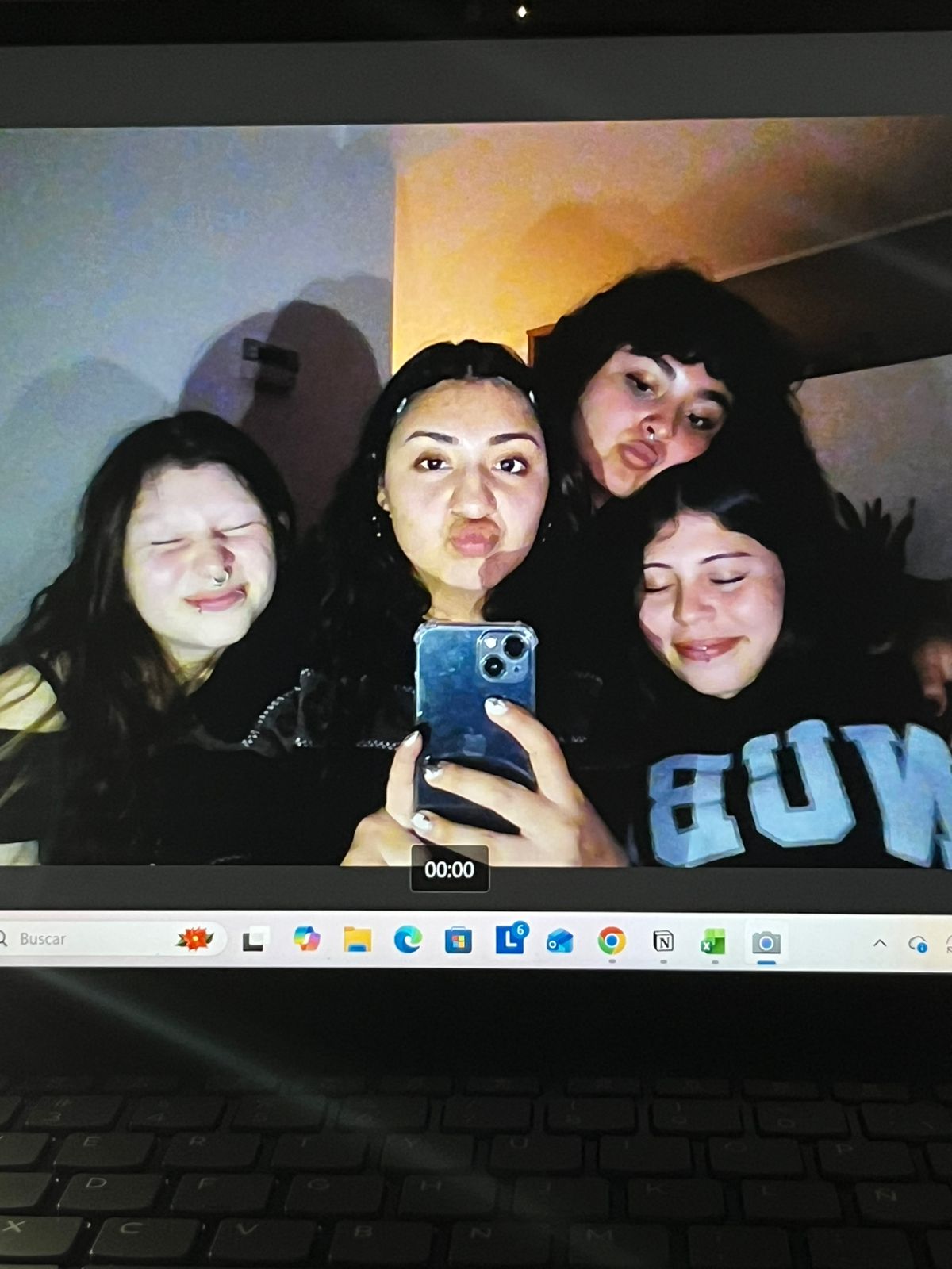 Pao, Pepi, Trini y Nyx en el computador de Pao
